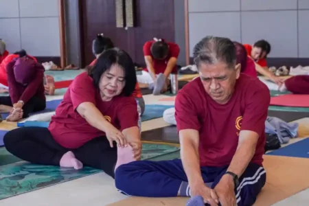 Unik, Lansia di Surabaya Rayakan 17 Agustus dengan Yoga di Hotel Mewah Foto BeritaJatim.com