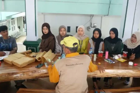 Delapan Kampus Hentikan dan Tarik Mahasiswa KKN Kolaboratif di Lumajang Usai Teror Pencurian Motor Foto BeritaJatim.com