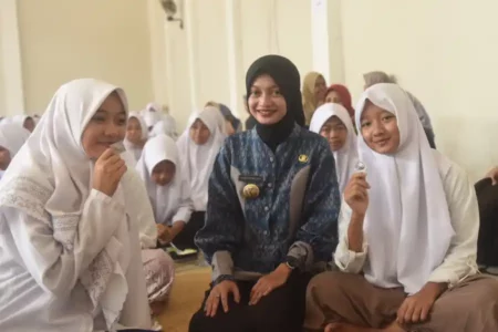 Mbak Wali Kediri Ajak Santri Pondok Pesantren Terapkan Pola Hidup Sehat Lewat Aksi Bergizi Foto BeritaJatim.com