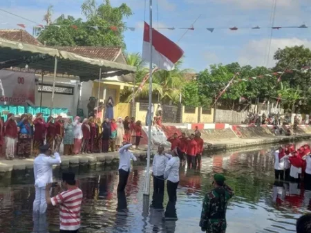 Pakai Baju Adat Madura, Warga Pabian Sumenep Gelar Upacara Kemerdekaan di Kali Marengan Foto BeritaJatim.com