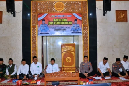 Dzikir dan Doa Kemerdekaan Polres Ngawi, Momen Syukur dan Persatuan di HUT ke-80 RI Foto BeritaJatim.com
