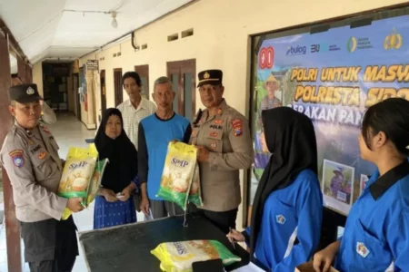 Polsek Balongbendo Sidoarjo Gelar Pasar Murah untuk Masyarakat Foto BeritaJatim.com