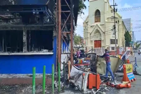 Buntut Bentrok, Sejumlah Pos Polisi dan Mako Polresta Malang Kota Rusak Foto BeritaJatim.com