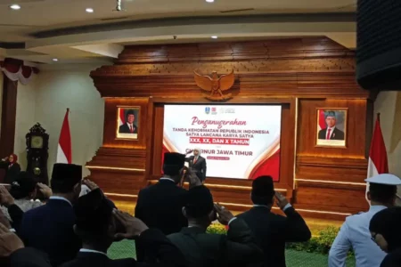 Gubernur Khofifah Sematkan Satya Lencana Karya Satya untuk 196 ASN Pemprov Jatim Foto BeritaJatim.com