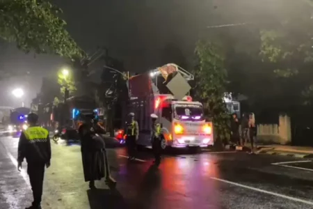 Tak Berizin Hingga Konsumsi Miras, Karnaval Sound Horeg di Blitar Dibubarkan Polisi Foto BeritaJatim.com