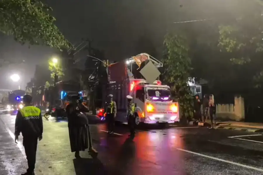 Tak Berizin Hingga Konsumsi Miras, Karnaval Sound Horeg di Blitar Dibubarkan Polisi Foto BeritaJatim.com