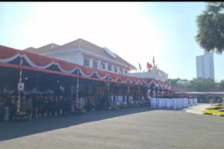 Khofifah Pimpin Upacara HUT ke-80 Kemerdekaan RI 17 Agustus 2025 di Gedung Negara Grahadi, Khidmat Foto BeritaJatim.com