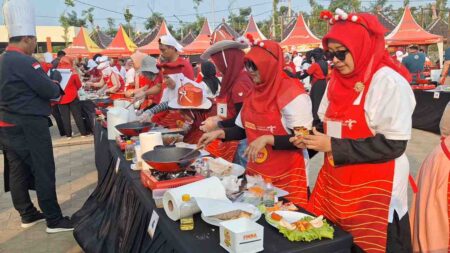 Mojo Fest 2025 Semarak, 50 Tim Adu Kreasi Masakan Ayam Berbumbu Instan Foto BeritaJatim.com