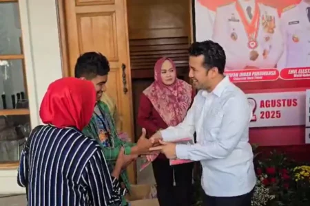 Wujud Syukur di HUT ke-80 Kemerdekaan RI, Pemprov Jatim Bagikan Bendera Merah Putih Foto BeritaJatim.com
