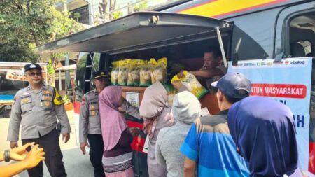 Polres Kediri Kota Gelar Pasar Murah, 1 Ton Beras Ludes Diserbu Warga Foto BeritaJatim.com