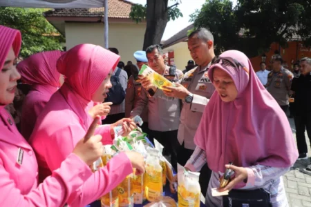 Polsek Plemahan Kediri Gelar Pasar Murah dengan Hiburan Wayang Golek untuk Warga Foto BeritaJatim.com