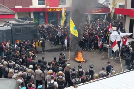 Ratusan Mahasiswa Bakar Ban di.Halaman Mapolres Jember Foto BeritaJatim.com