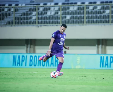 Ezra Walian Jadi Pahlawan Persik, Sabet Player of The Match Usai Tumbangkan PSBS Foto BeritaJatim.com