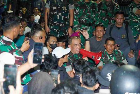 Grahadi Kembali Digeruduk, Pangdam V Brawijaya Janji Koordinasi dengan Kapolrestabes Surabaya Foto BeritaJatim.com