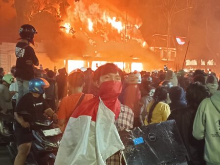Breaking News: Gedung Grahadi Dibakar Massa, Surabaya Kembali Mencekam Foto BeritaJatim.com