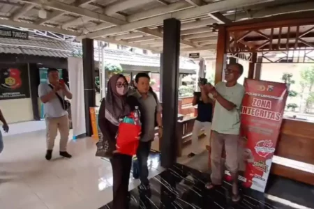 Terduga Arisan Bodong Rp20 Miliar Dijemput Paksa ke Mapolres Lamongan Foto BeritaJatim.com