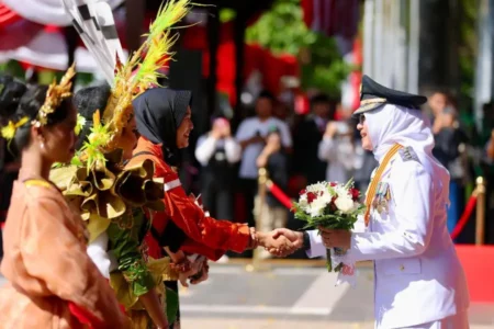 Dimeriahkan Tari Kolosal dan Atraksi Dirgantara, Upacara Peringatan HUT RI di Banyuwangi Berlangsung Meriah Foto BeritaJatim.com