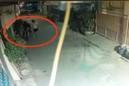 Bandit Curanmor Beraksi di Ketabang Surabaya, Motor ASN Amblas Digondol Dua Pelaku Foto BeritaJatim.com