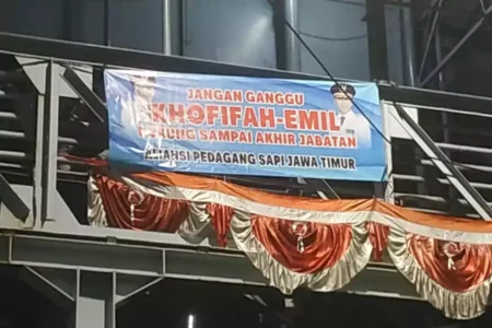 Jelang Demo 3 September, Spanduk Dukungan Khofifah Bertebaran di Surabaya Foto BeritaJatim.com