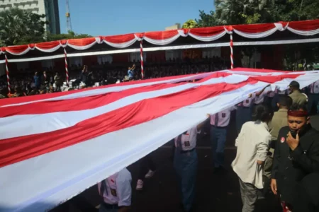 Masyarakat Jatim Antusias Turut Rayakan HUT ke-80 RI di Gedung Negara Grahadi Foto BeritaJatim.com