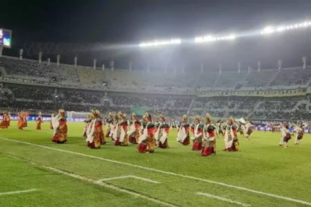 Pembukaan BRI Super League 2025 di Surabaya Meriah, Ratusan Penari Jawa Timur Pukau Ribuan Suporter Foto BeritaJatim.com