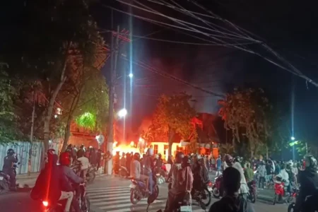 Bangunan Cagar Budaya Polsek Tegalsari Surabaya Dibakar Massa Foto BeritaJatim.com