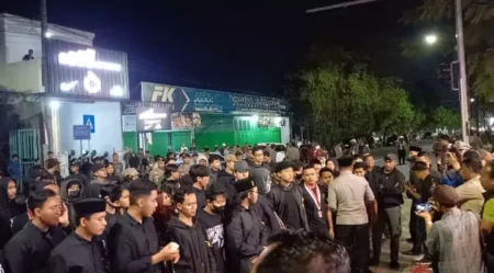 Malam Berkabung di Jombang: Serba Hitam, Lilin, dan Tuntutan Keadilan untuk Affan Kurniawan Foto BeritaJatim.com