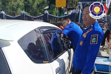 Damkar Magetan Evakuasi Kunci Mobil Pendaki yang Terkunci di Cemoro Sewu Foto BeritaJatim.com