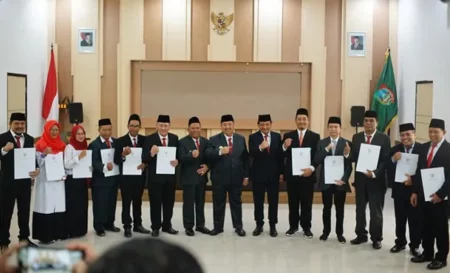 Bupati Warsubi Kukuhkan 11 Anggota Dewan Pendidikan Jombang 2025–2030, Siapa Saja? Foto BeritaJatim.com