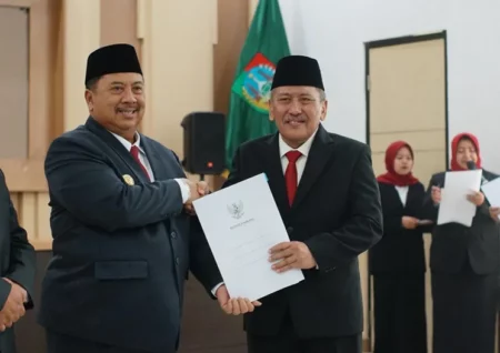 Penipuan Canggih, Ketua Dewan Pendidikan Jombang Hampir Terkecoh Oleh Penelepon Mengaku Bupati Foto BeritaJatim.com