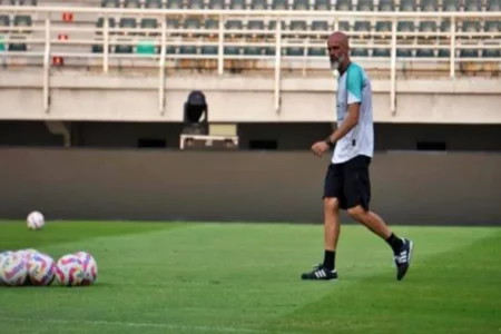 Rawon! Cinta Pertama Pelatih Persebaya Eduardo Perez di Surabaya Foto BeritaJatim.com