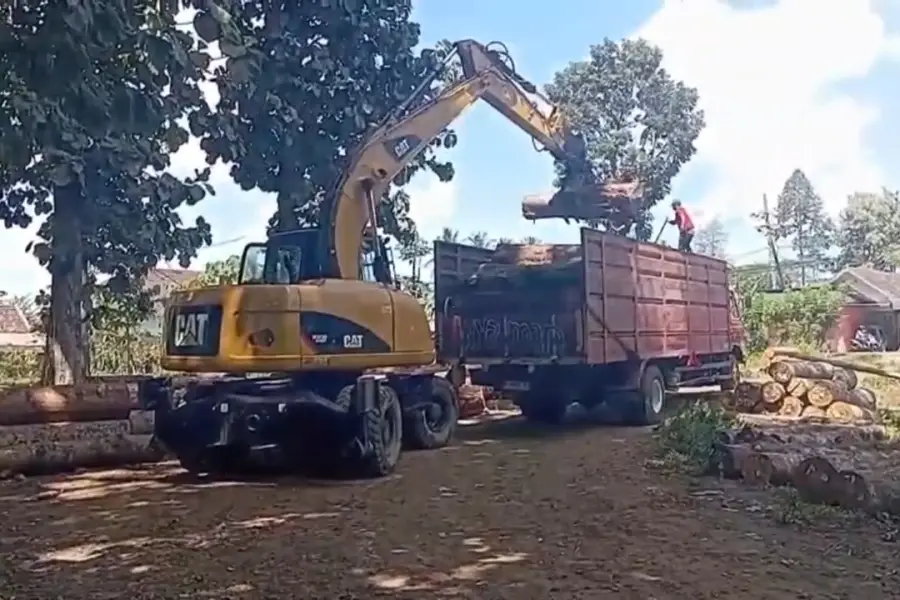 Lumajang Geger, Ekskavator Seberat 15 Ton Sedang Terparkir Malah Hilang Dicuri Foto BeritaJatim.com