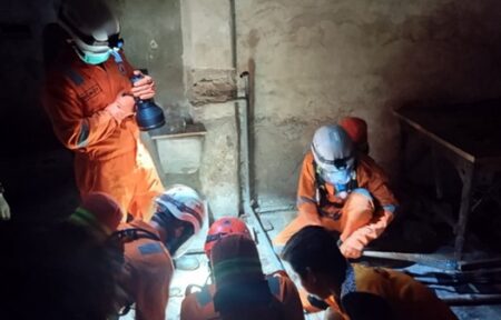 Kisah Mengerikan di Jombang: Mayat Ditemukan Membusuk di Sumur Rumah Kosong Foto BeritaJatim.com