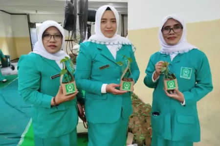 Pelantikan Pengurus, Fatayat NU Jombang Bagikan Bibit Sayur Foto BeritaJatim.com
