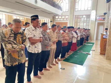 Polres Tuban Gelar Sholat Gaib untuk Affan Kurniawan yang Dilindas Kendaraan Rantis Polisi Foto BeritaJatim.com