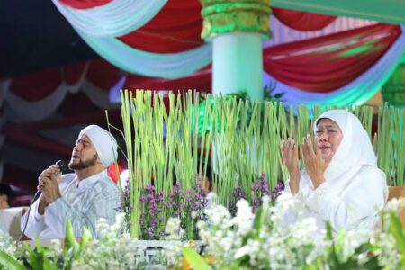 Malam Ini, Dzikir, Sholawat dan Doa Bareng Habib Syech di Grahadi Foto BeritaJatim.com
