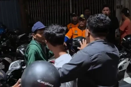 Sudah Dilarang, Empat Jukir Liar Ngeyel Beroperasi di Jalan Tunjungan Surabaya Foto BeritaJatim.com