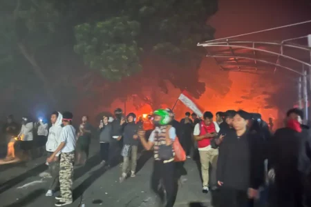 Kerusuhan di Kediri Meluas, Gedung DPRD dan Kantor Bupati Dibakar Massa Foto BeritaJatim.com