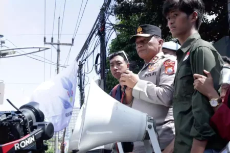 Kapolda Jatim Temui Massa Unras Aliansi BEM Nusantara di Depan Mapolda Jawa Timur Foto BeritaJatim.com