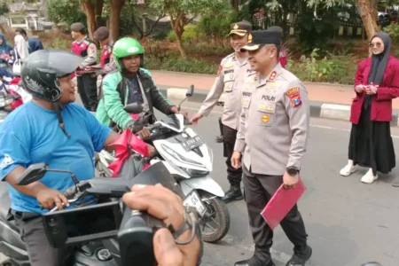 Bagikan Merah Putih, Kapolres Bangkalan Imbau Warga Tak Kibarkan Bendera One Piece Foto BeritaJatim.com