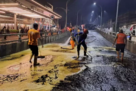 Truk Gandeng Tetes Tebu Terguling di Flyover Kota Lama Malang, Tabrak 3 Motor dan Lukai 4 Orang Foto BeritaJatim.com