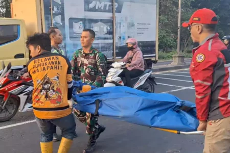 Pengendara Motor Tewas di Jalur Nasional Trowulan Mojokerto Foto BeritaJatim.com