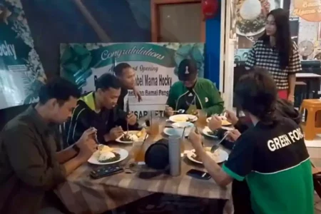 Pemain Persebaya Oktavianus Fernando Buka Kedai Sambal Cakalang di Surabaya, Ramai Diburu Pecinta Kuliner Foto BeritaJatim.com