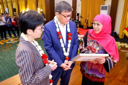 Khofifah: ASN Jatim Terima Beasiswa Belajar dari Singapura Foto BeritaJatim.com