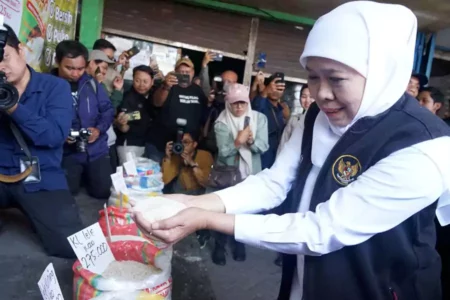 Khofifah Turun ke Pasar Sidoarjo, Pastikan Beras SPHP Bulog Lancar dan Harga Terkendali Foto BeritaJatim.com
