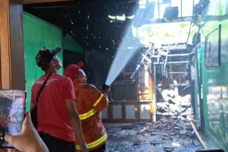 Rumah Kontrakan di Ngawi Ludes Terbakar Saat Ditinggal Penghuninya Bekerja Foto BeritaJatim.com