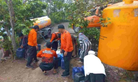 Kemarau Menghadang, Krisis Air Bersih Landa 3 Desa di Mojokerto Foto BeritaJatim.com