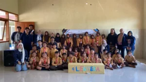 KKN UMD UNEJ Gandeng 9 Komunitas Literasi, Gelar Acara Mendongeng dan Donasi Buku di Desa Wonosuko Foto BeritaJatim.com