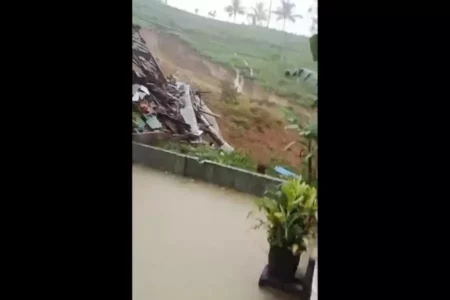 Bangunan SDN di Tulungagung Rusak Terkena Longsor Foto BeritaJatim.com