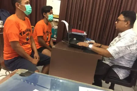 Tak Sadar Dibuntuti Polisi, Dua Maling Nekat Gasak Tabung Gas di Warung Martabak di Surabaya Foto BeritaJatim.com